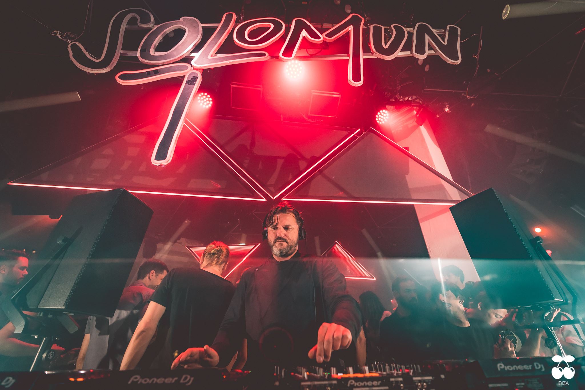 Chicos Bailando enPacha con abanico, fiesta Solomun Ibiza