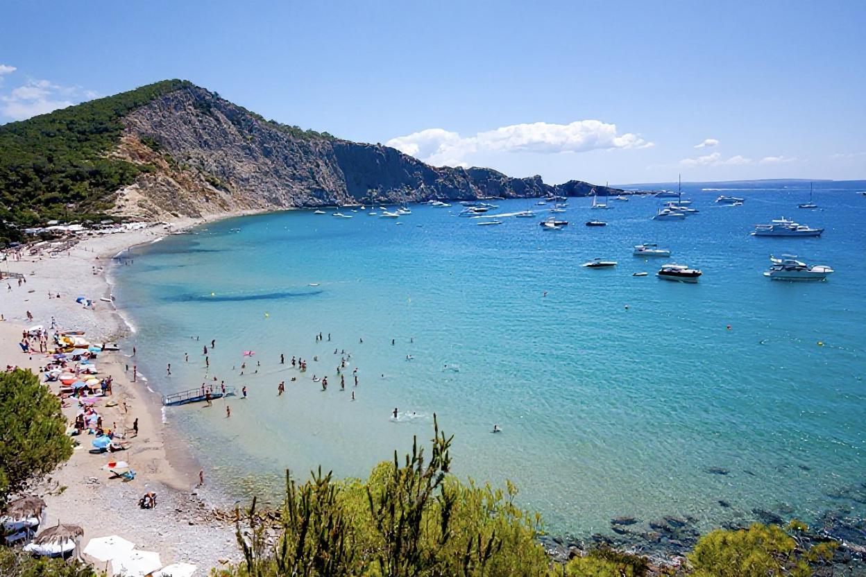 Guide to Cala Jondal in Ibiza in 2026