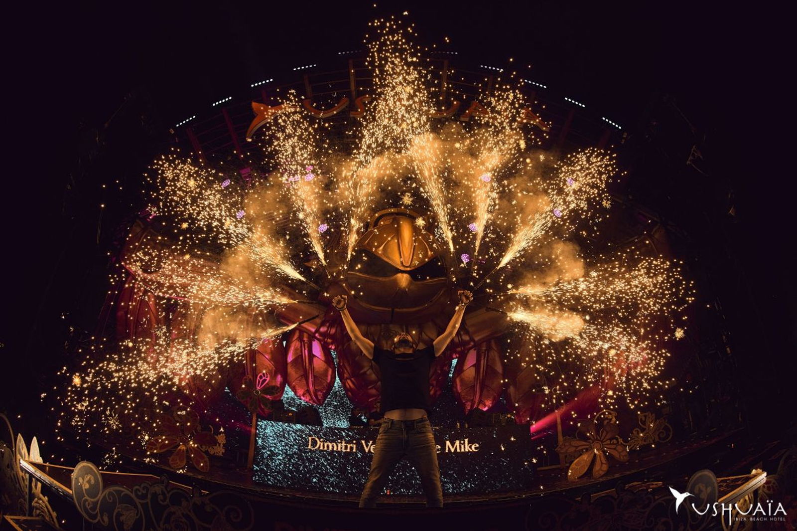 Amazing light performance from Dimitri Vegas at Ushuaia Ibiza 2026