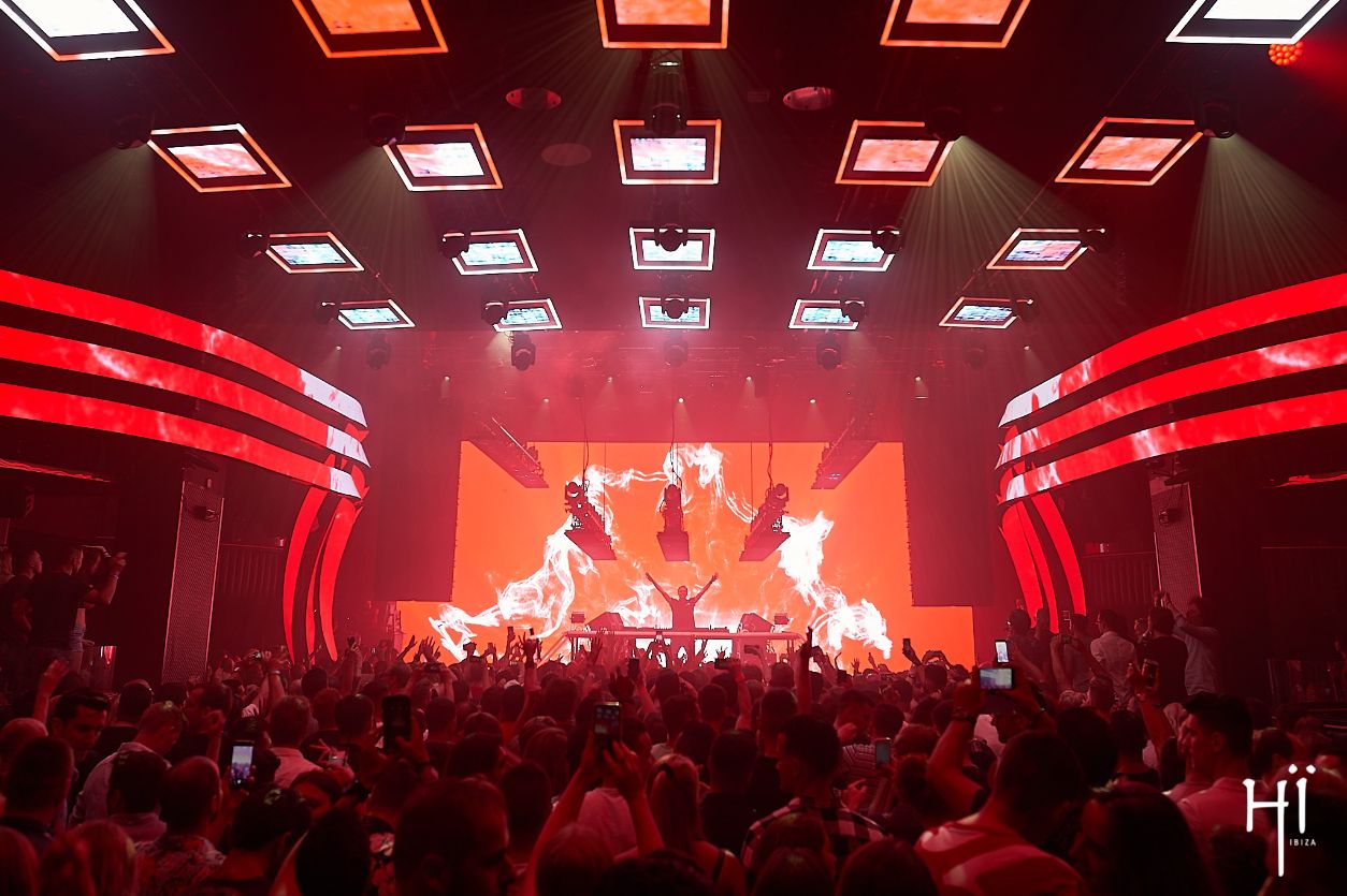 Armin van Buuren light show at Hï Ibiza