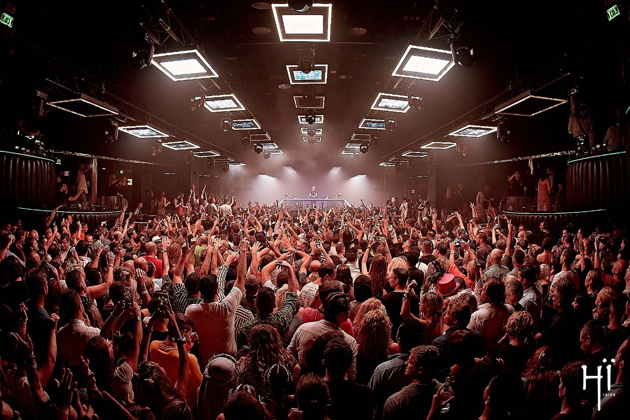 Crowd is nuts with Armin van Buuren