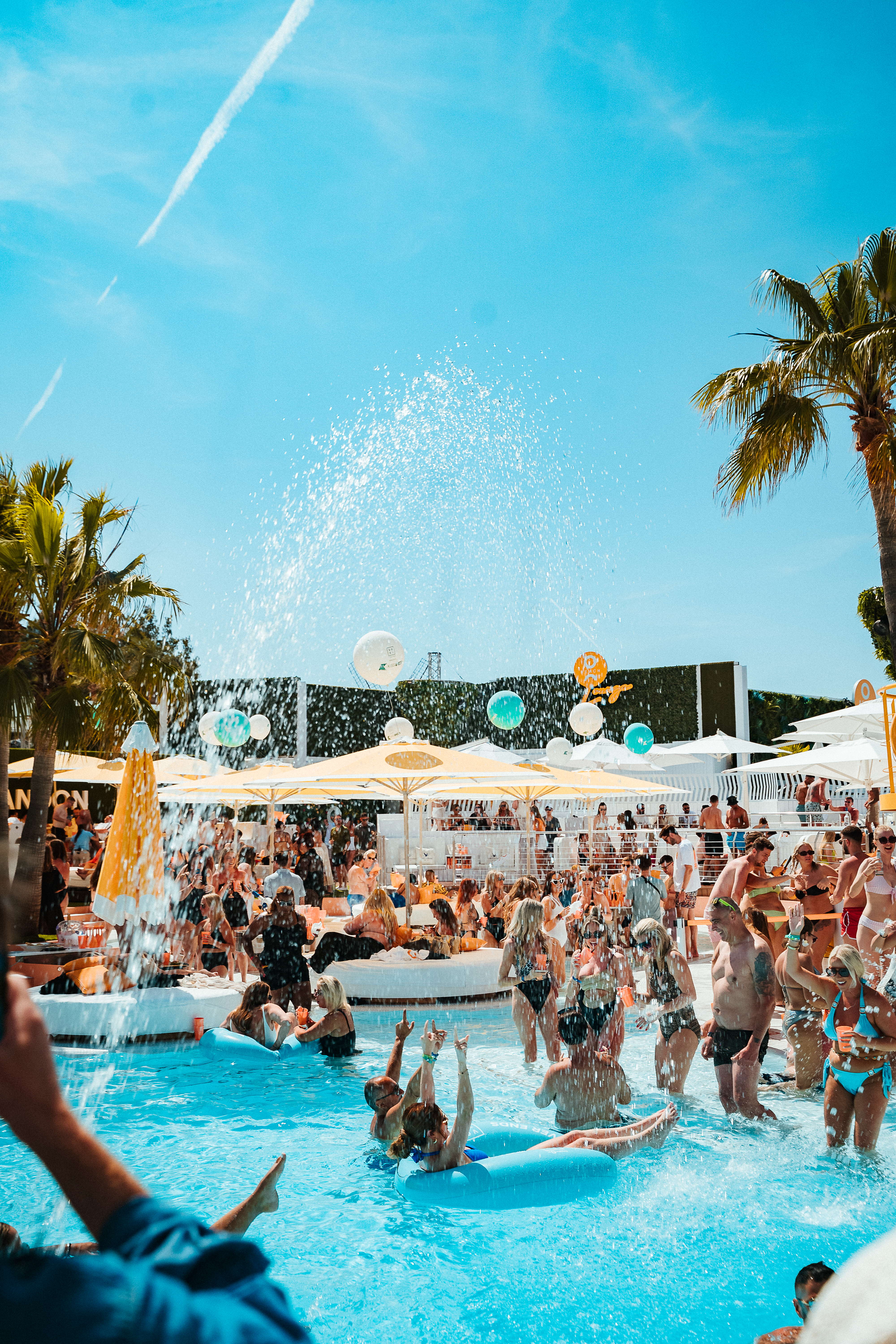 Disfruta de la fiesta 2026 más elegante junto a la piscina
