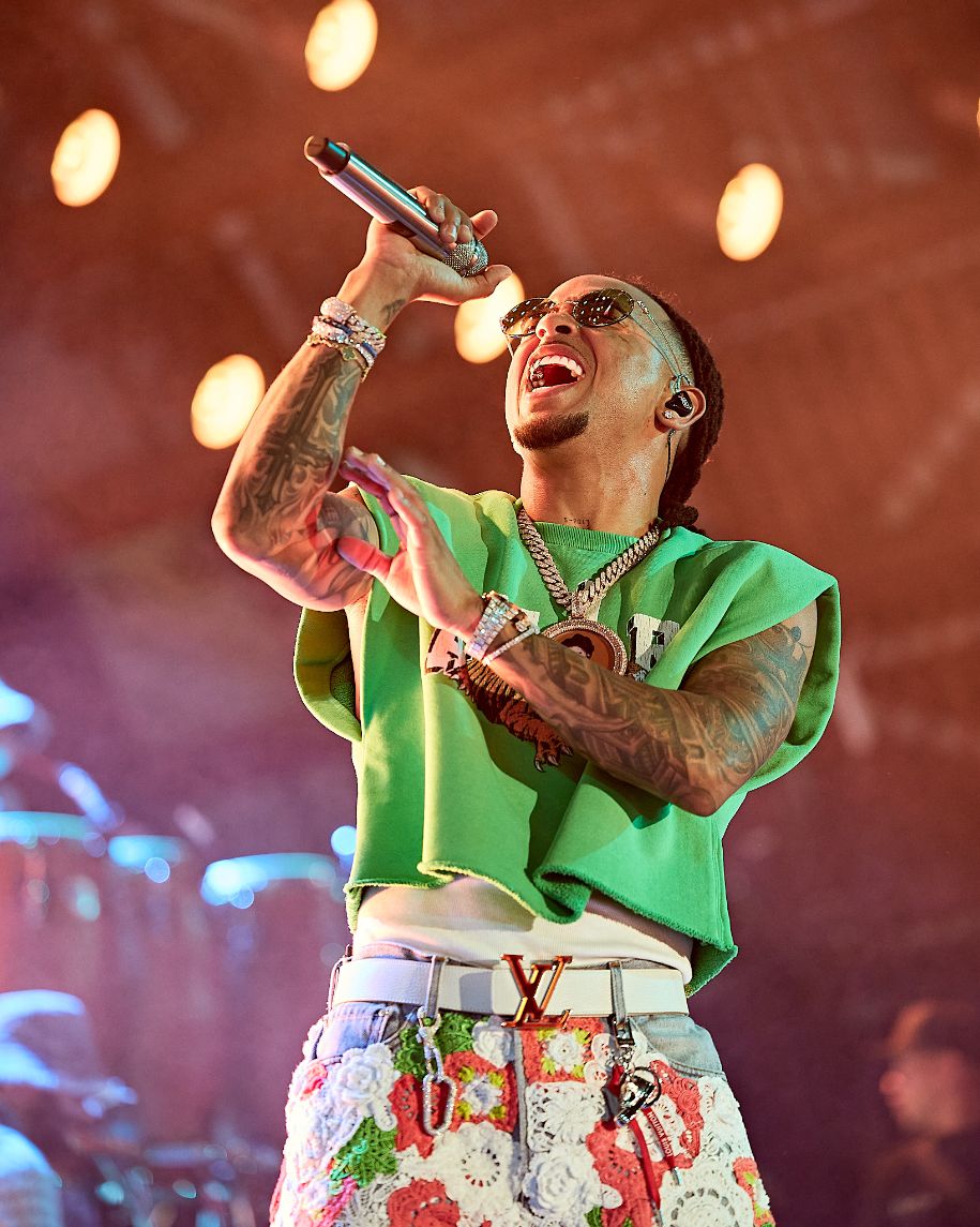 Ozuna cantando en Ushuaia Ibiza