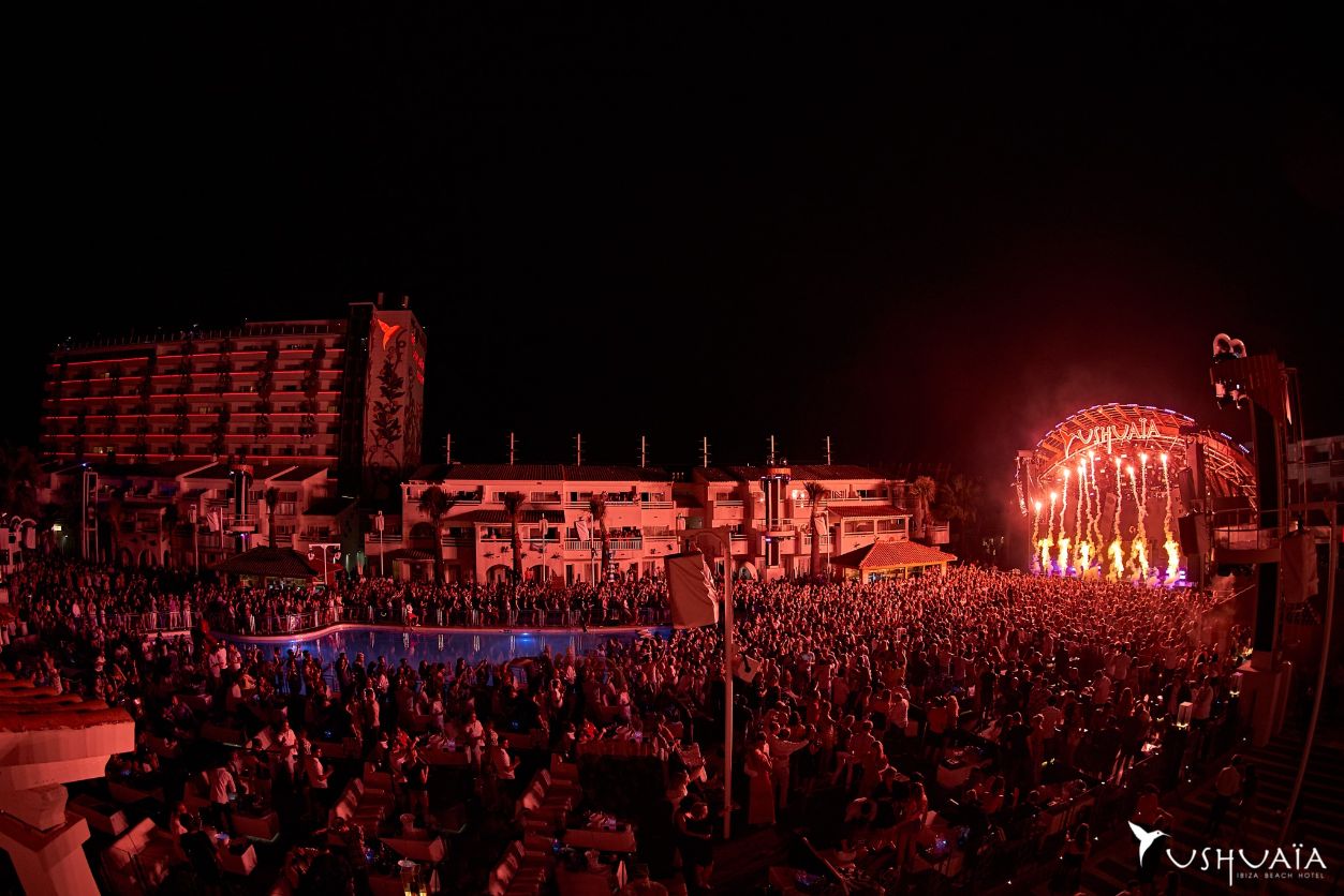 Audience of Armin van Buuren at Ushuaia Ibiza