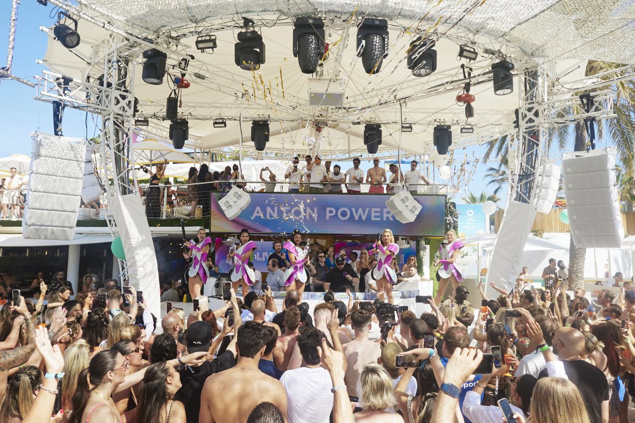 Dancer Kiss Pool Party Live at O Beach