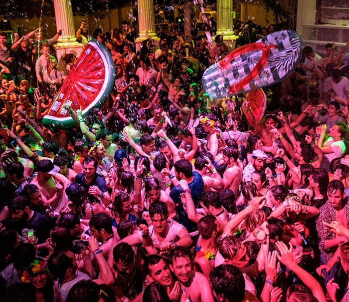 Es paradis night club, water party, foam party