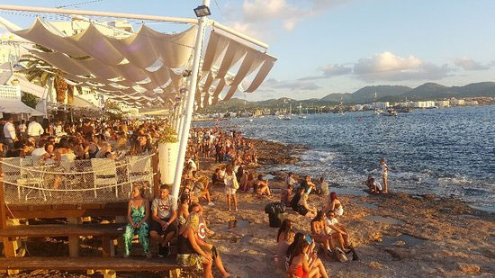 Cafe del mar Ibiza beach club para ver atardecer en San Antonio